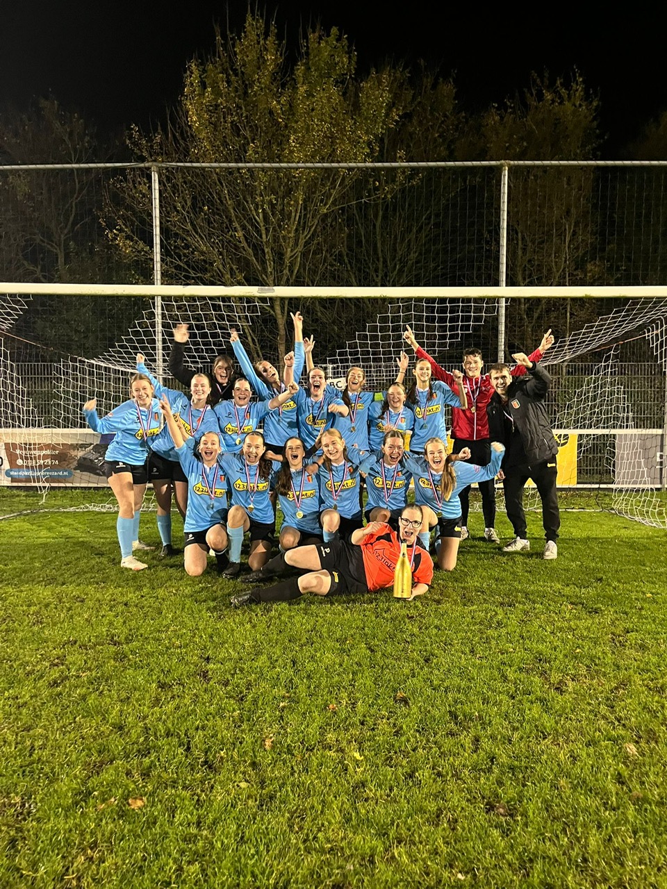 Wedstrijden 25-10: MO17 kampioen 1e fase